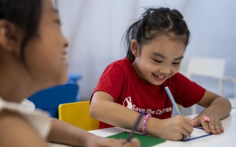 Save the Children e Gruppo Feltrinelli lanciano “Coloriamo il mondo, un libro alla volta”: anche ad Arona