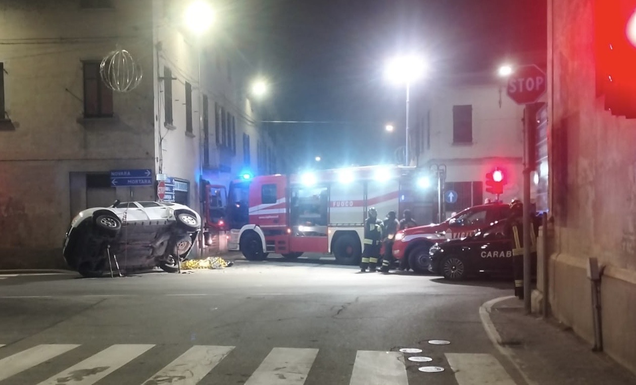 Incidente mortale a Vespolate: nello scontro tra due auto una schiaccia e uccide un pedone
