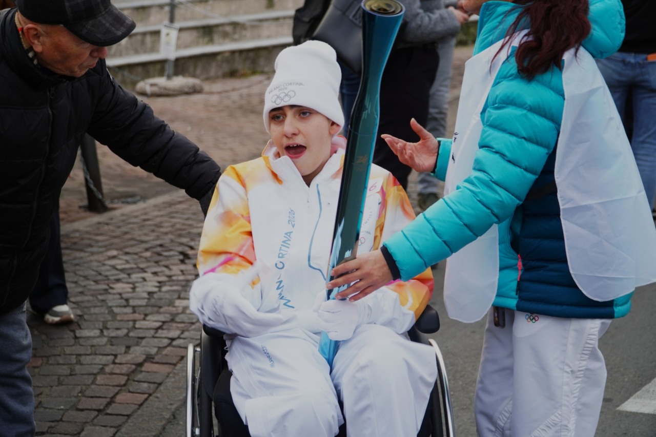 La fiamma olimpica ad Arona: la storia di Leonardo, primo tedoforo