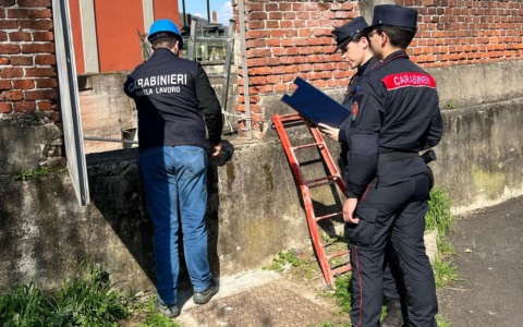 Lavoratori costretti a operare in un cunicolo pericoloso in un cantiere a Romagnano: denunciato titolare