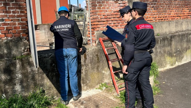 Lavoratori costretti a operare in un cunicolo pericoloso in un cantiere a Romagnano: denunciato titolare