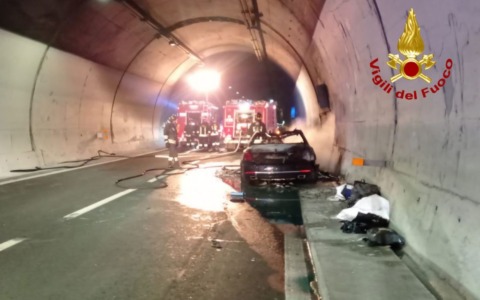Auto in fiamme sulla A26 nella galleria Massino Visconti