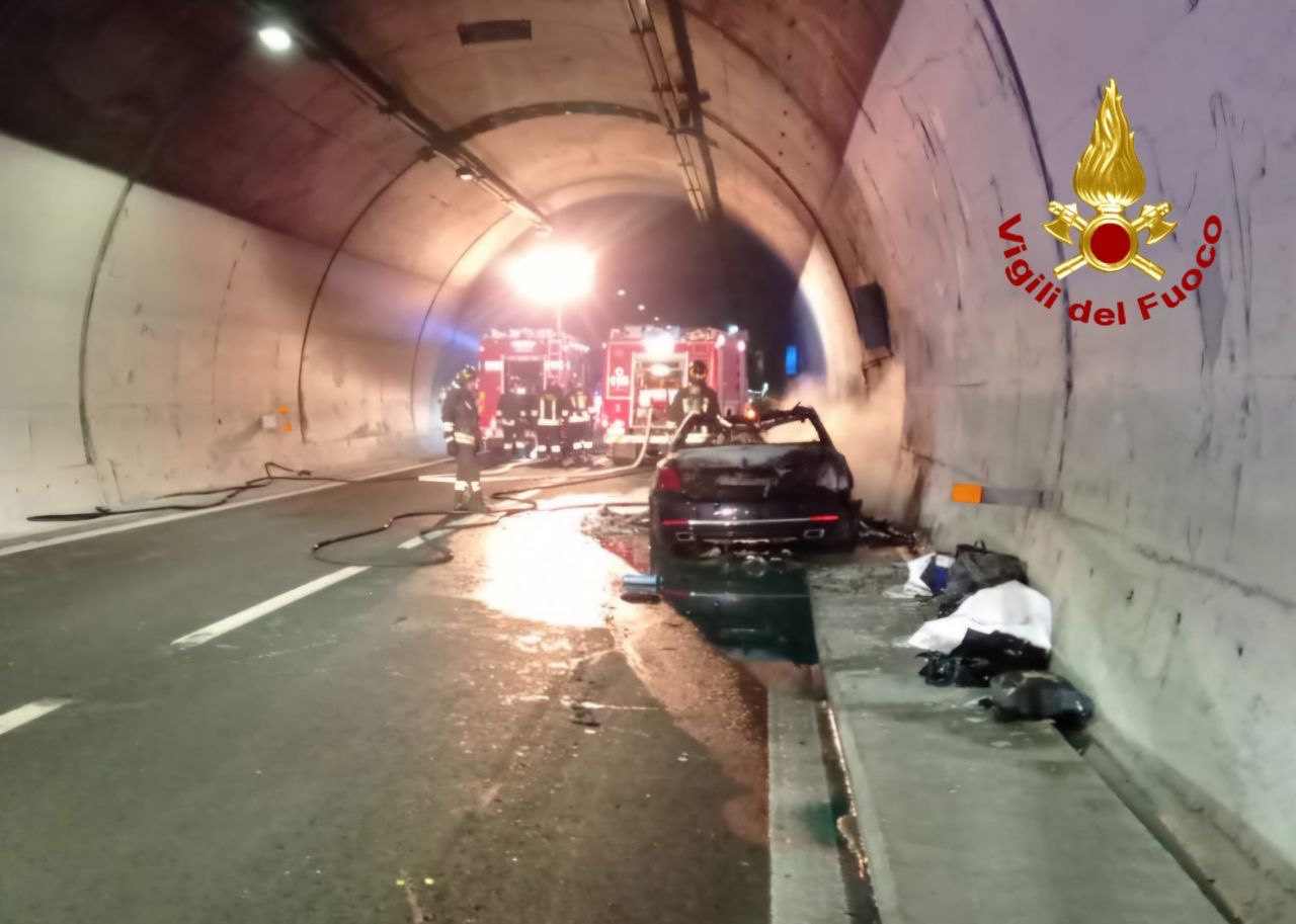 Auto in fiamme sulla A26 nella galleria Massino Visconti