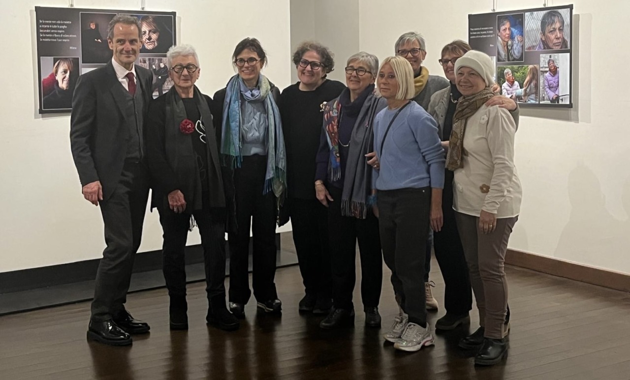 La Mostra itinerante di scatti fotografici delle pazienti che raccontano la malattia oncologica fa tappa a Novara