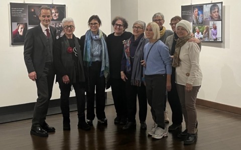 La Mostra itinerante di scatti fotografici delle pazienti che raccontano la malattia oncologica fa tappa a Novara