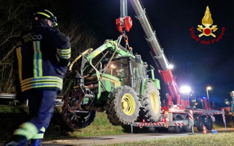 Trattore ribaltato a Dormelletto: intervento dei vigili del fuoco