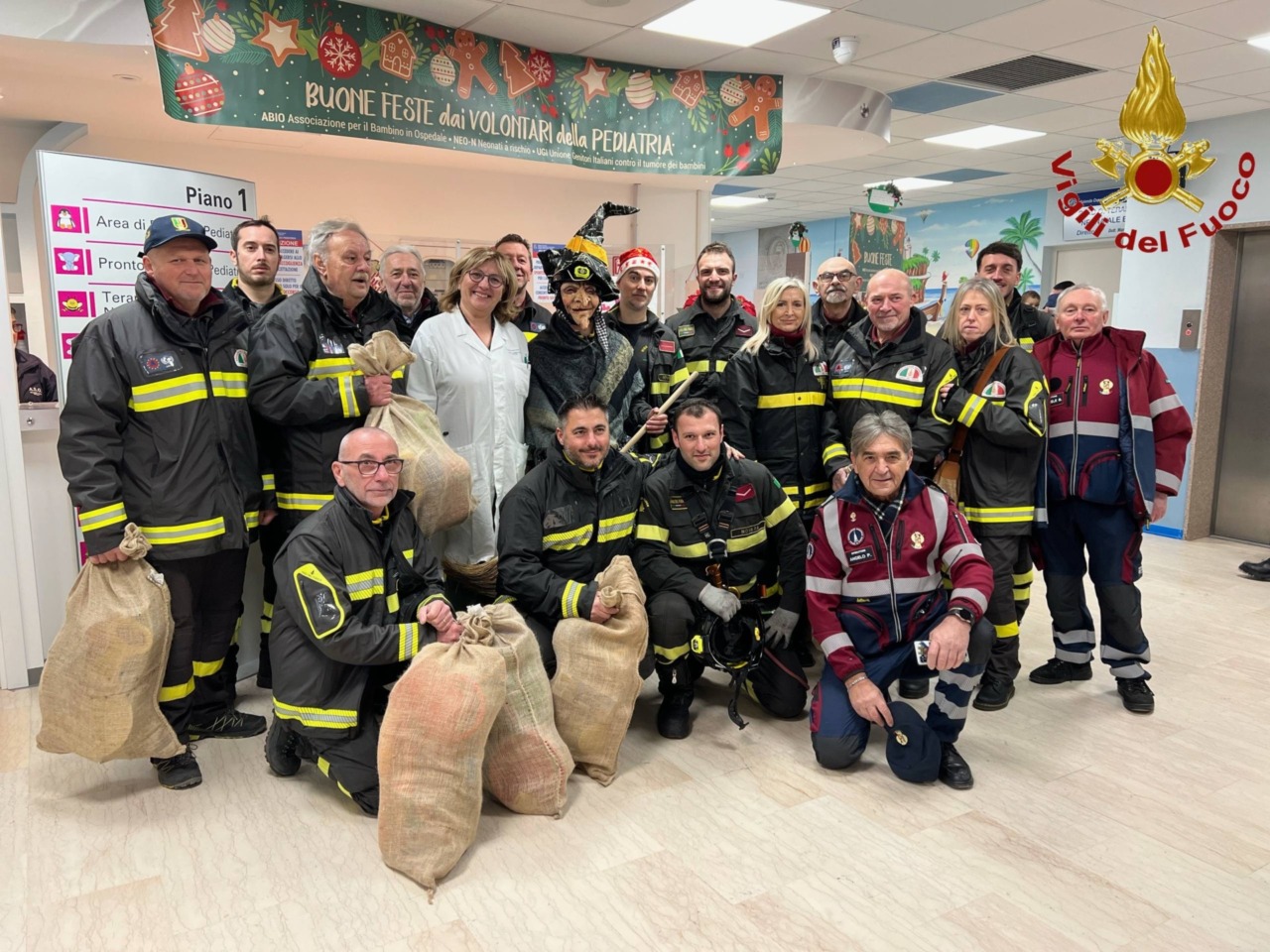 I Vigili del Fuoco portano la Befana in Pediatria a Novara