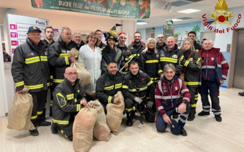 I Vigili del Fuoco portano la Befana in Pediatria a Novara