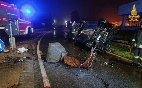 Auto si schianta contro la statua della rotonda di Oleggio