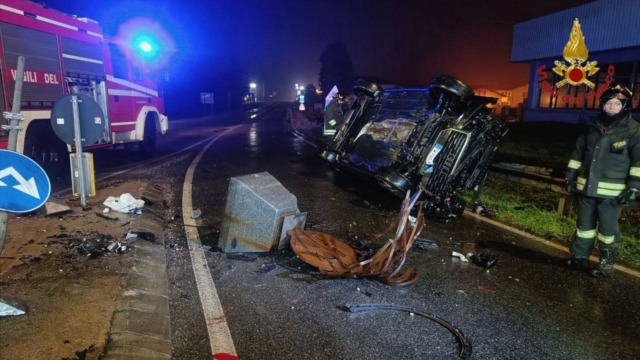 Auto si schianta contro la statua della rotonda di Oleggio