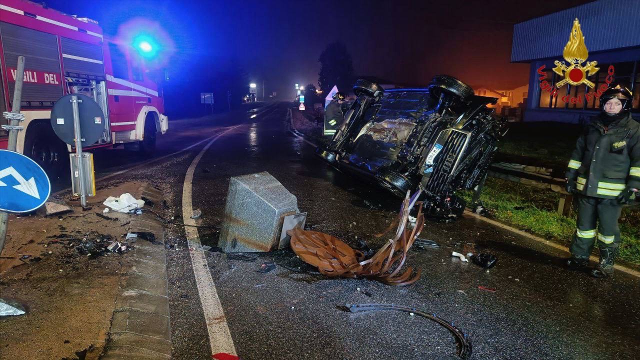 Auto si schianta contro la statua della rotonda di Oleggio