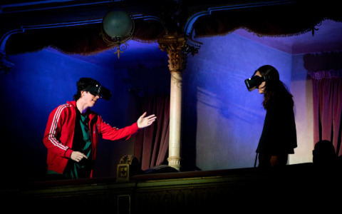 Adolescenti, rapporto tra generazioni e tecnologia con “Romeo e Giulietta Opera Ibrida” ad Arona