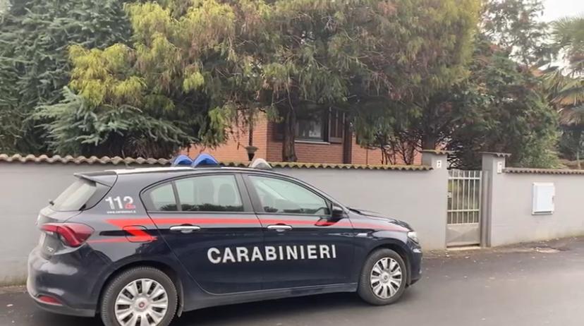 Cameri, tragedia in una villa: uccide la moglie e si spara