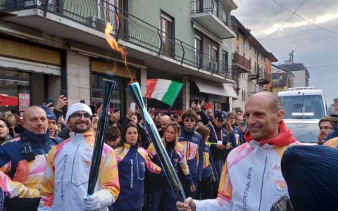 In migliaia per la fiamma olimpica a Borgomanero, entusiasmo per il tedoforo Massimiliano Allegri