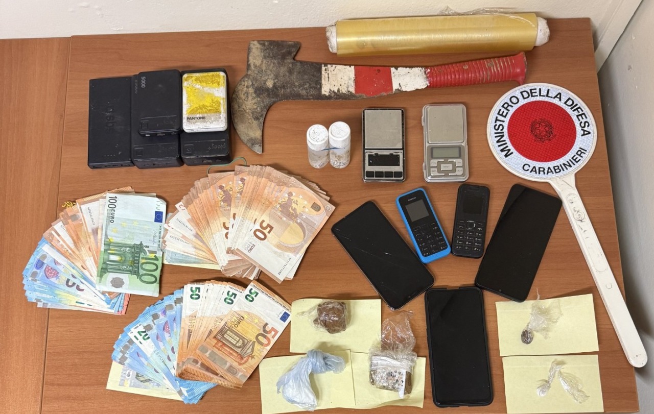 Via vai sospetto in un bosco di Cavaglio d’Agogna: arrestato 37enne per spaccio, aveva anche un machete pronto all’uso