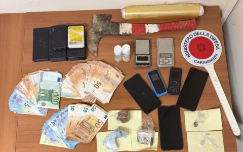 Via vai sospetto in un bosco di Cavaglio d’Agogna: arrestato 37enne per spaccio, aveva anche un machete pronto all’uso