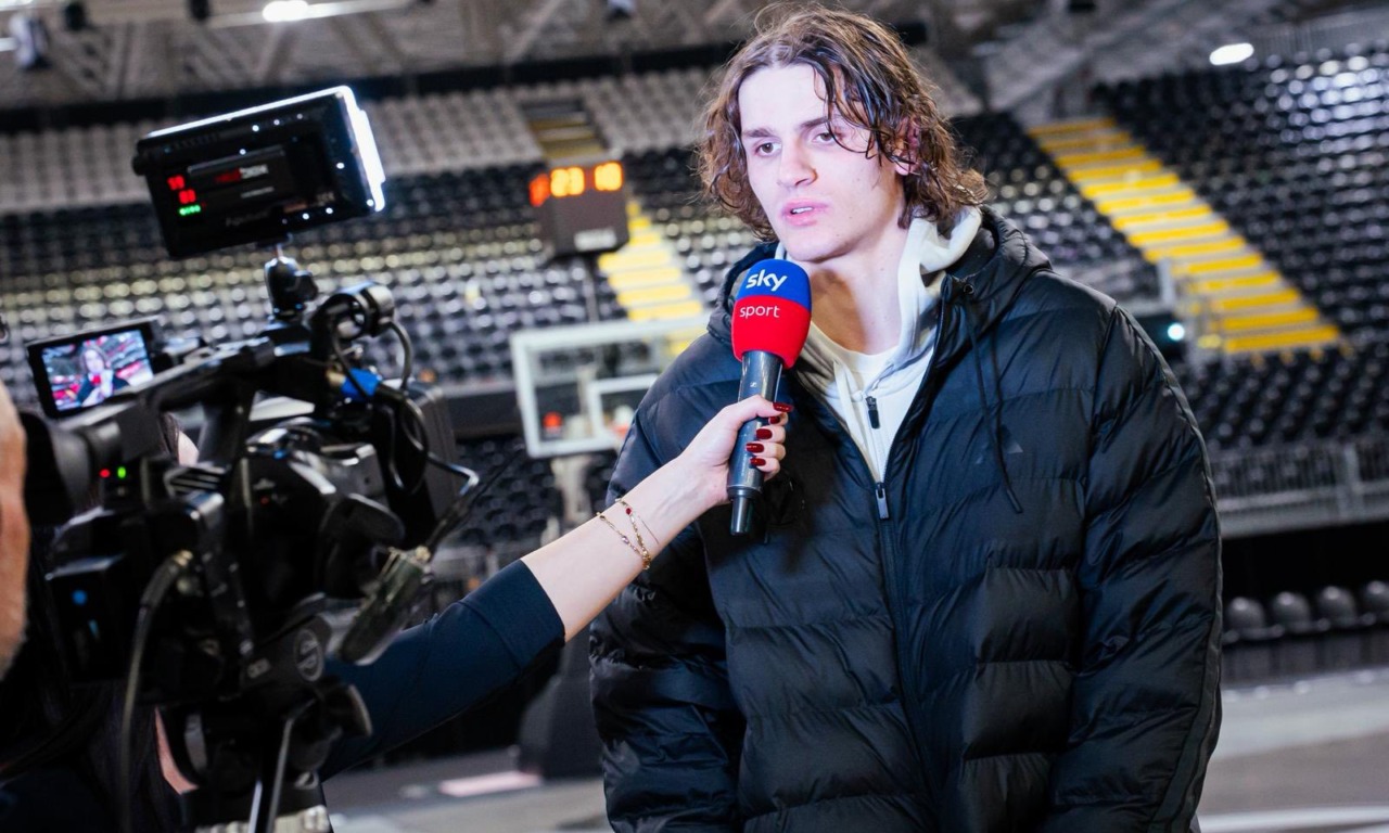 Francesco Ferrari del College Basketball Borgomanero firma per la Virtus Bologna