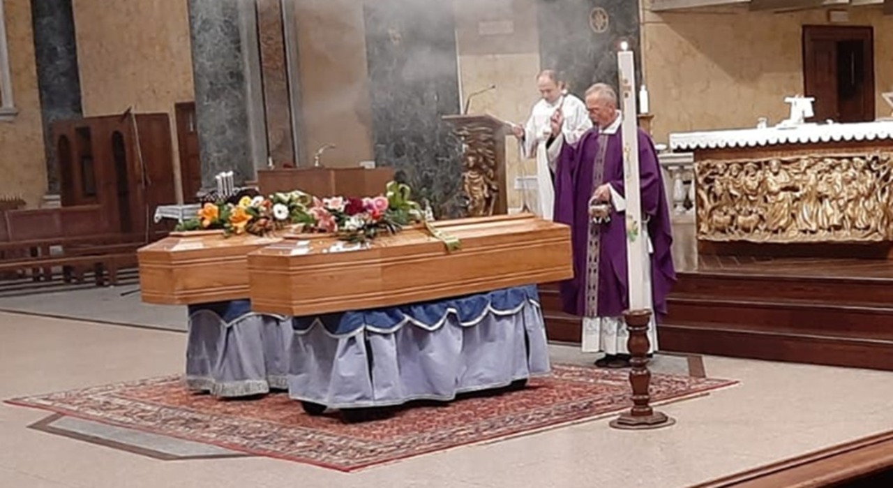 Due bare, una comunità in lutto: a Cameri l’ultimo saluto a Gian Franco e Maria Teresa