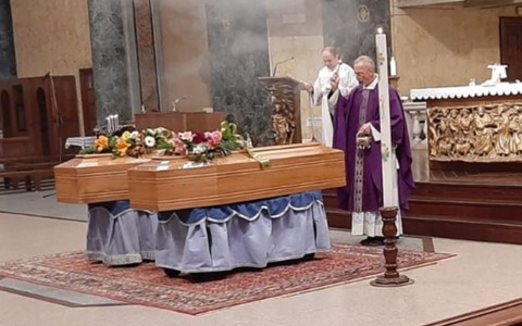 Due bare, una comunità in lutto: a Cameri l’ultimo saluto a Gian Franco e Maria Teresa
