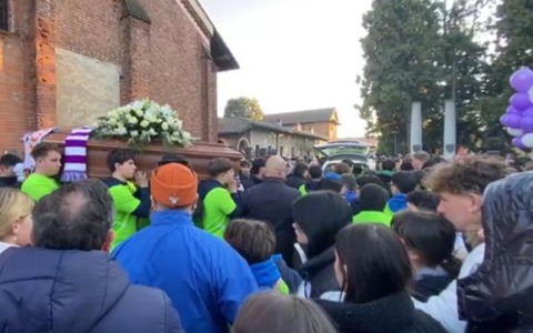 “Dario vive”: a Novara una folla commossa per l’ultimo saluto al giovane rugbista