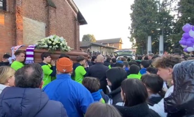 “Dario vive”: a Novara una folla commossa per l’ultimo saluto al giovane rugbista