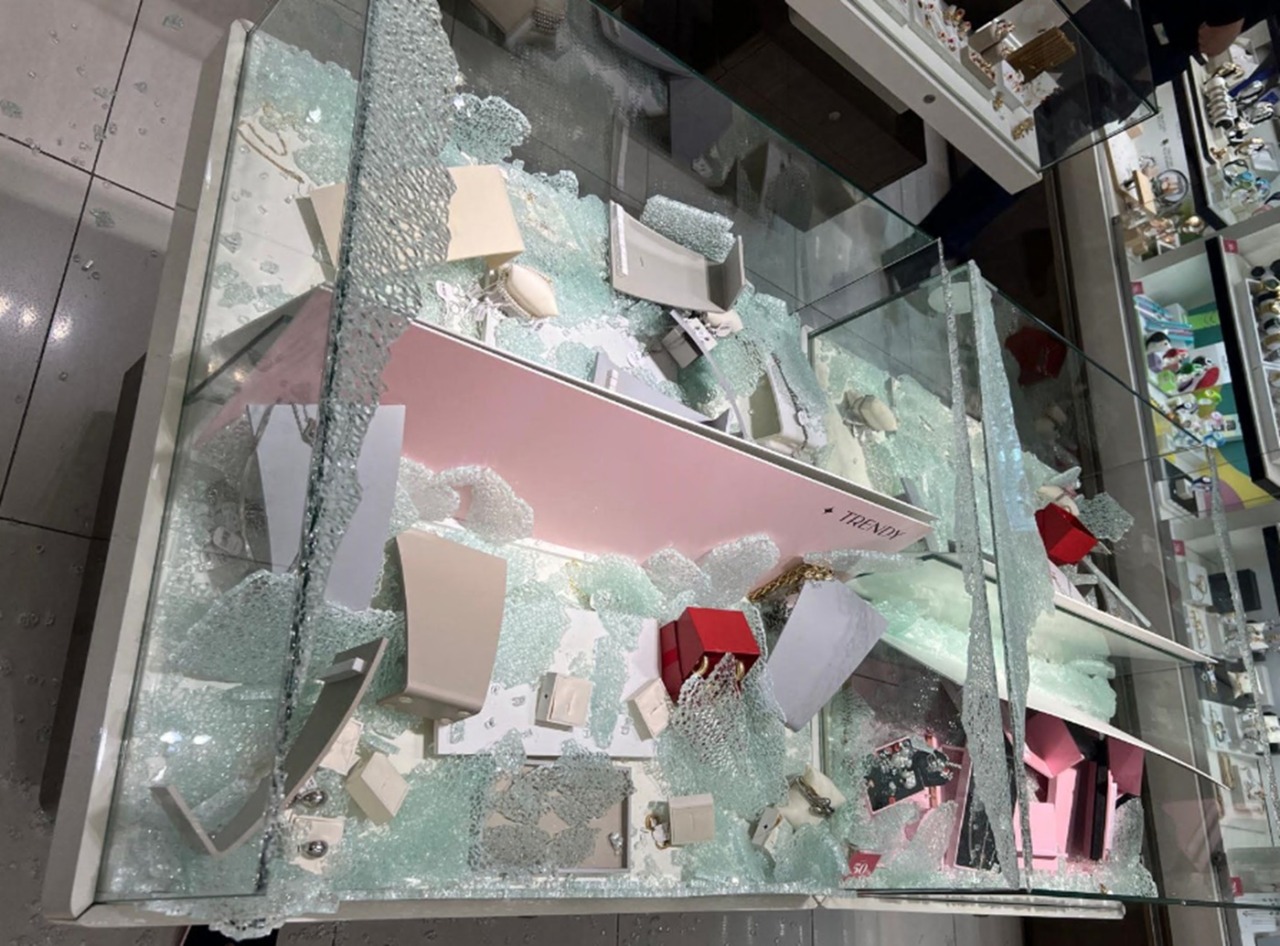 Furto di gioielli al centro commerciale: i ladri si calano dal tetto