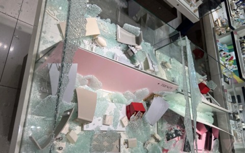 Furto di gioielli al centro commerciale: i ladri si calano dal tetto