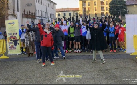“La Befana corre a Galliate”: oltre 400 hanno sfidato il gelo per una nobile causa