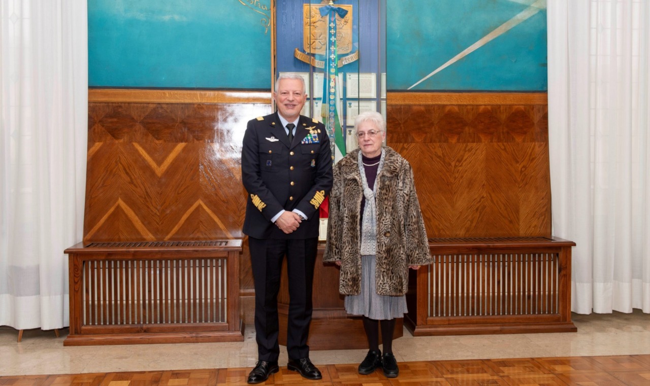 Onore al Maggiore Mariangela Valentini: il Capo di Stato dell’Aeronautica ha ricevuto mamma Piera