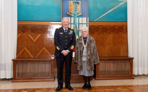 Onore al Maggiore Mariangela Valentini: il Capo di Stato dell’Aeronautica ha ricevuto mamma Piera