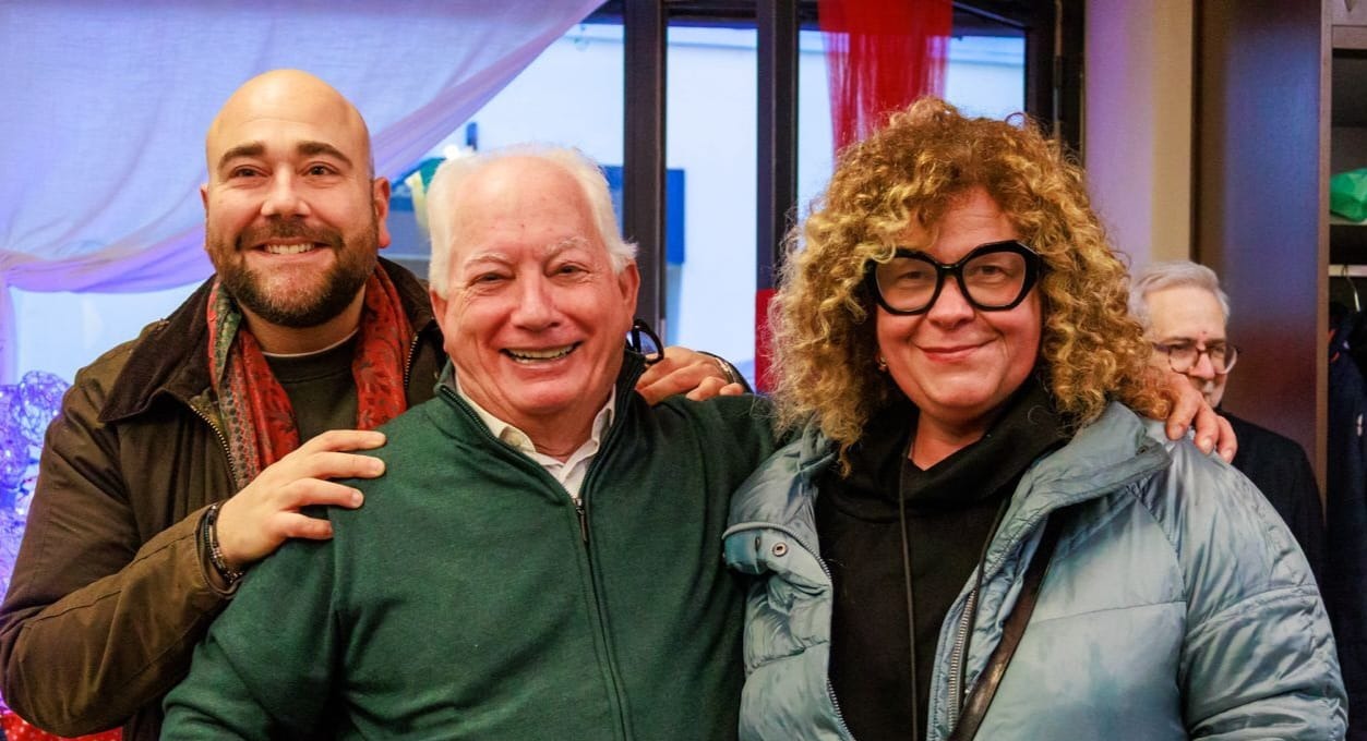 Dopo 53 anni chiude il barbiere di via Prina: Novara dice grazie a Tonino Biasco