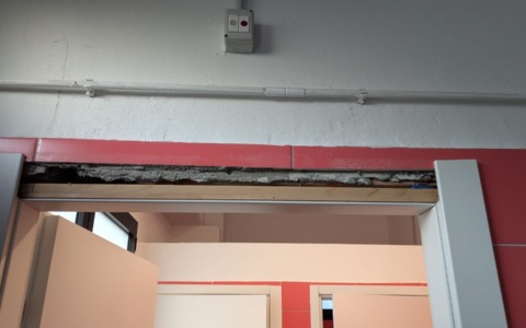 Vandali in azione a Suno: minorenni sorpresi a danneggiare la palestra