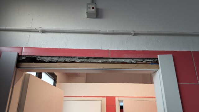 Vandali in azione a Suno: minorenni sorpresi a danneggiare la palestra