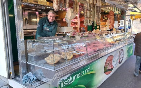 Lo storico banco “Zanardi – Il Salumaio” del mercato di Borgomanero chiude dopo 60 anni