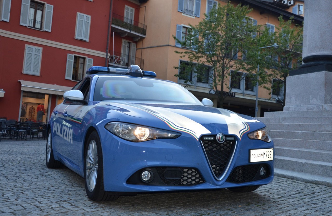 Uomo ubriaco aggredisce gli agenti di polizia durante un controllo, arrestato