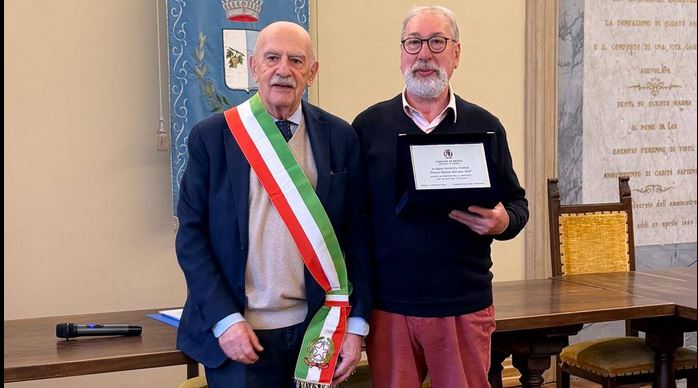 Il meinese dell’anno è un tuttofare: premiato in municipio Manuel Fabris