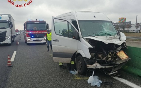 Incidente in A4: conducente di un furgone portato all’ospedale di Vercelli