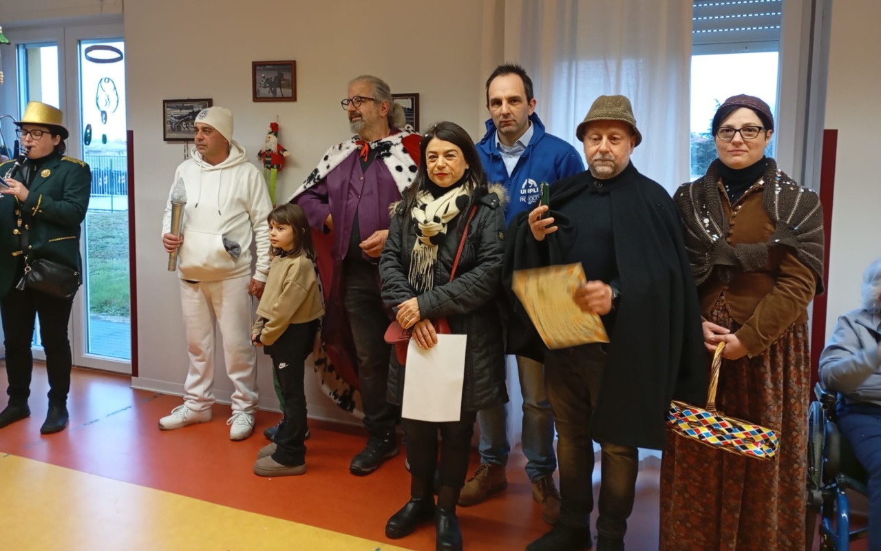Carnevale alla Rsa Massimo Squarini: canti, colori e tradizione portano la festa tra gli anziani di Momo
