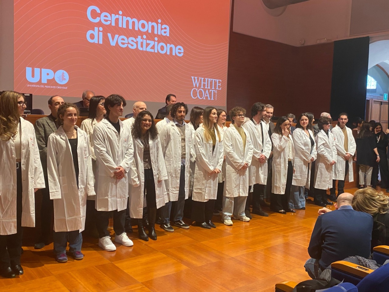 Novara, consegnati i camici bianchi a 125 futuri medici: al via il tirocinio in corsia per gli studenti UPO