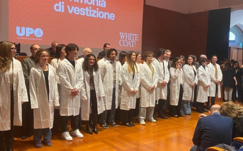 Novara, consegnati i camici bianchi a 125 futuri medici: al via il tirocinio in corsia per gli studenti UPO