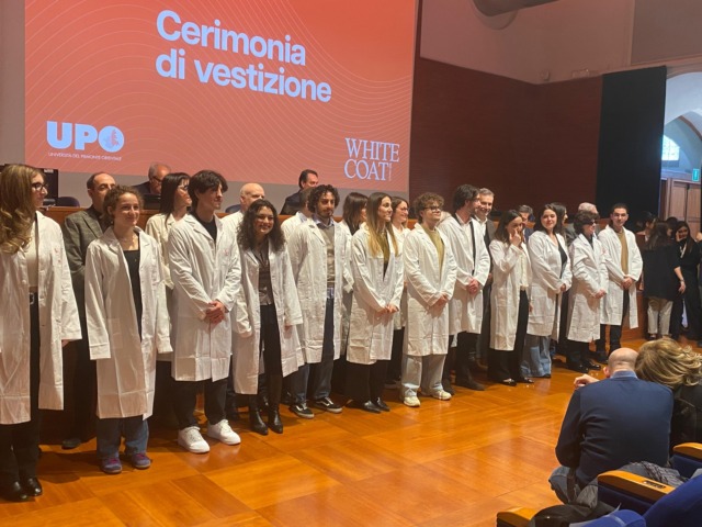 Novara, consegnati i camici bianchi a 125 futuri medici: al via il tirocinio in corsia per gli studenti UPO