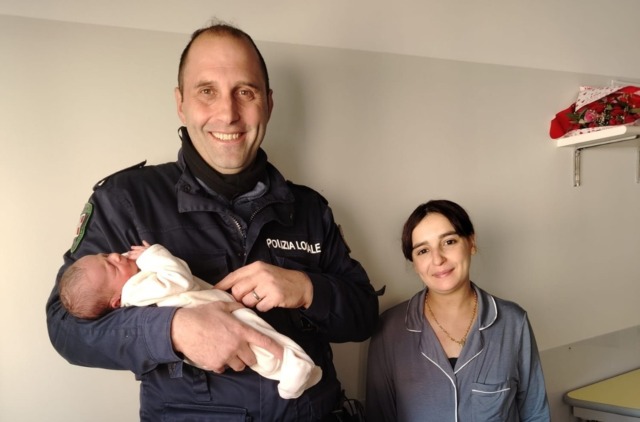 Il piccolo ha fretta di nascere: parto in auto con la scorta della Polizia Locale