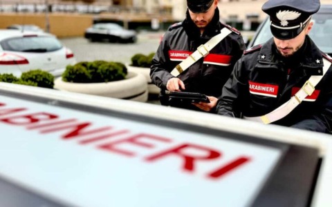 Minaccia con un coltello da cucina un gruppo di ragazzi che avevano suonato al suo citofono: denunciato