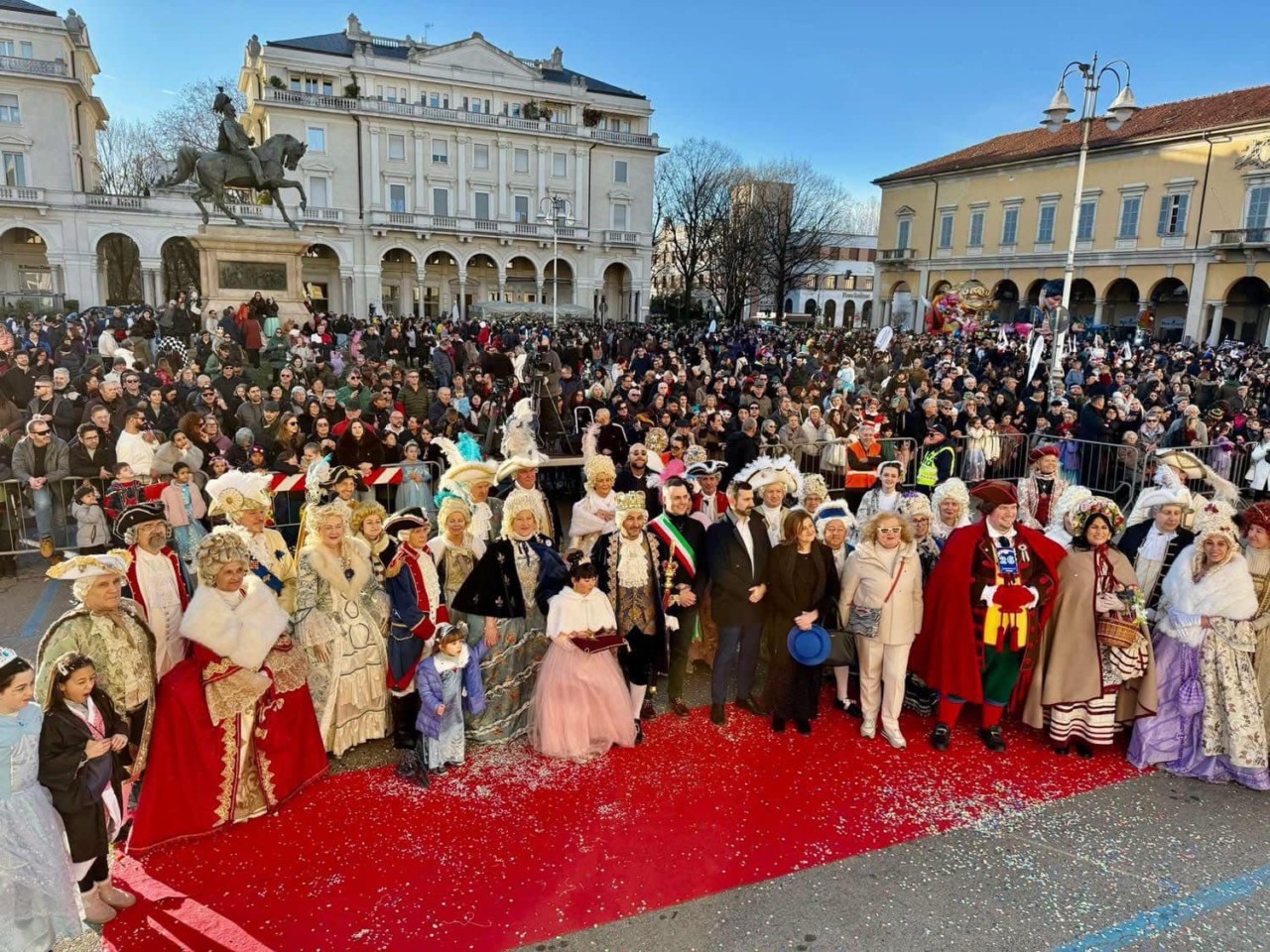 Carnevale Novarese 2026: piazza Martiri gremita al cospetto di Re Biscottino
