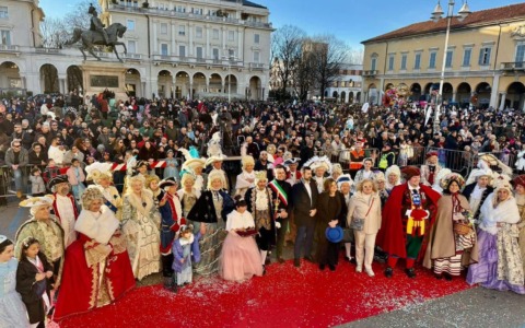 Carnevale Novarese 2026: piazza Martiri gremita al cospetto di Re Biscottino