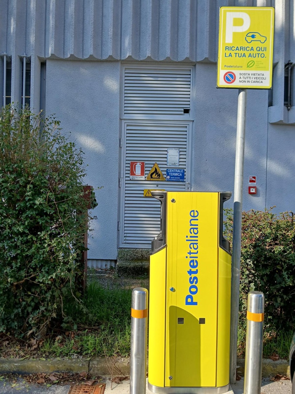 Poste Italiane: 17 colonnine di ricarica elettrica allacciate in provincia di Novara