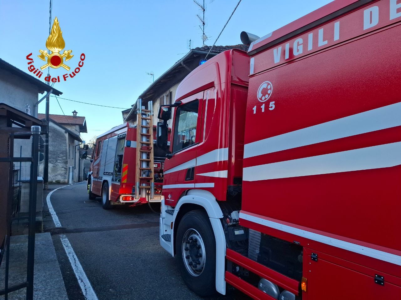 Baracca in fiamme a Ghevio: intervento dei vigili del fuoco
