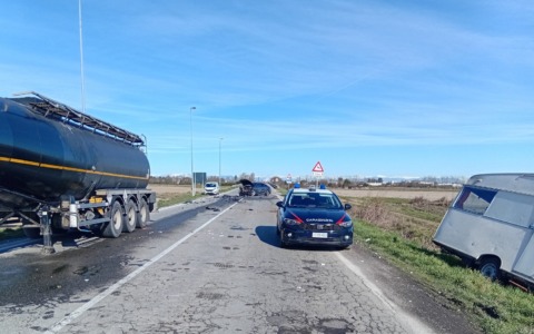 Automobilista si perde la roulotte: incidente sulla SP4