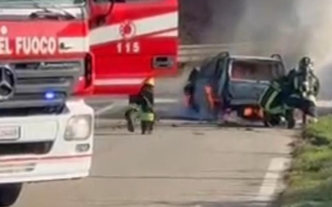 Incidente mortale a Romentino: scontro tra auto e furgoncino, un uomo perde la vita