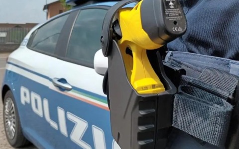 Intra, ubriaco molesto aggredisce anche la polizia, che lo immobilizza con il Taser